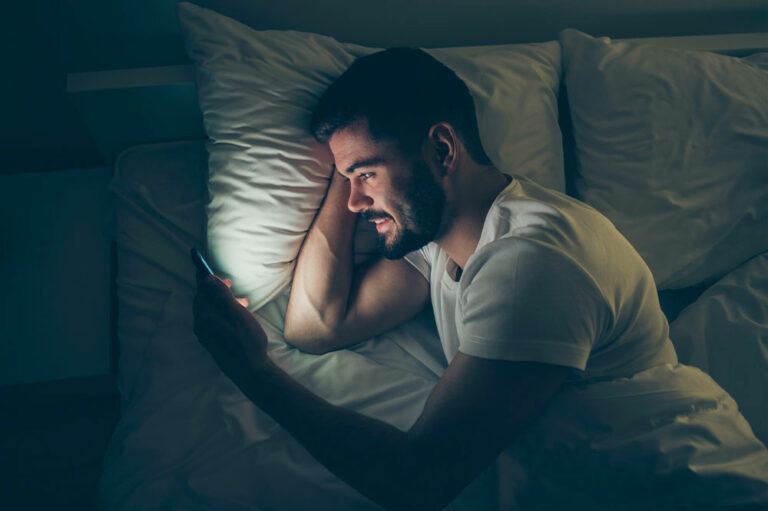 Avoid these 11 unhealthy smartphone habits